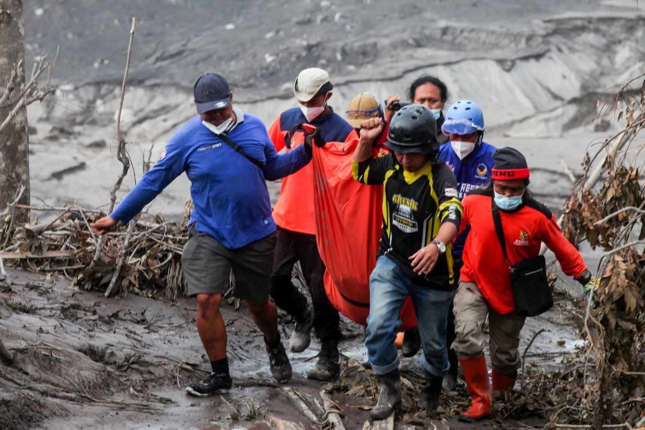 kinerja relawan yang membantu proses pencarian dan penyelamatan korban Awan Panas Guguran (APG)  Gunung Semeru