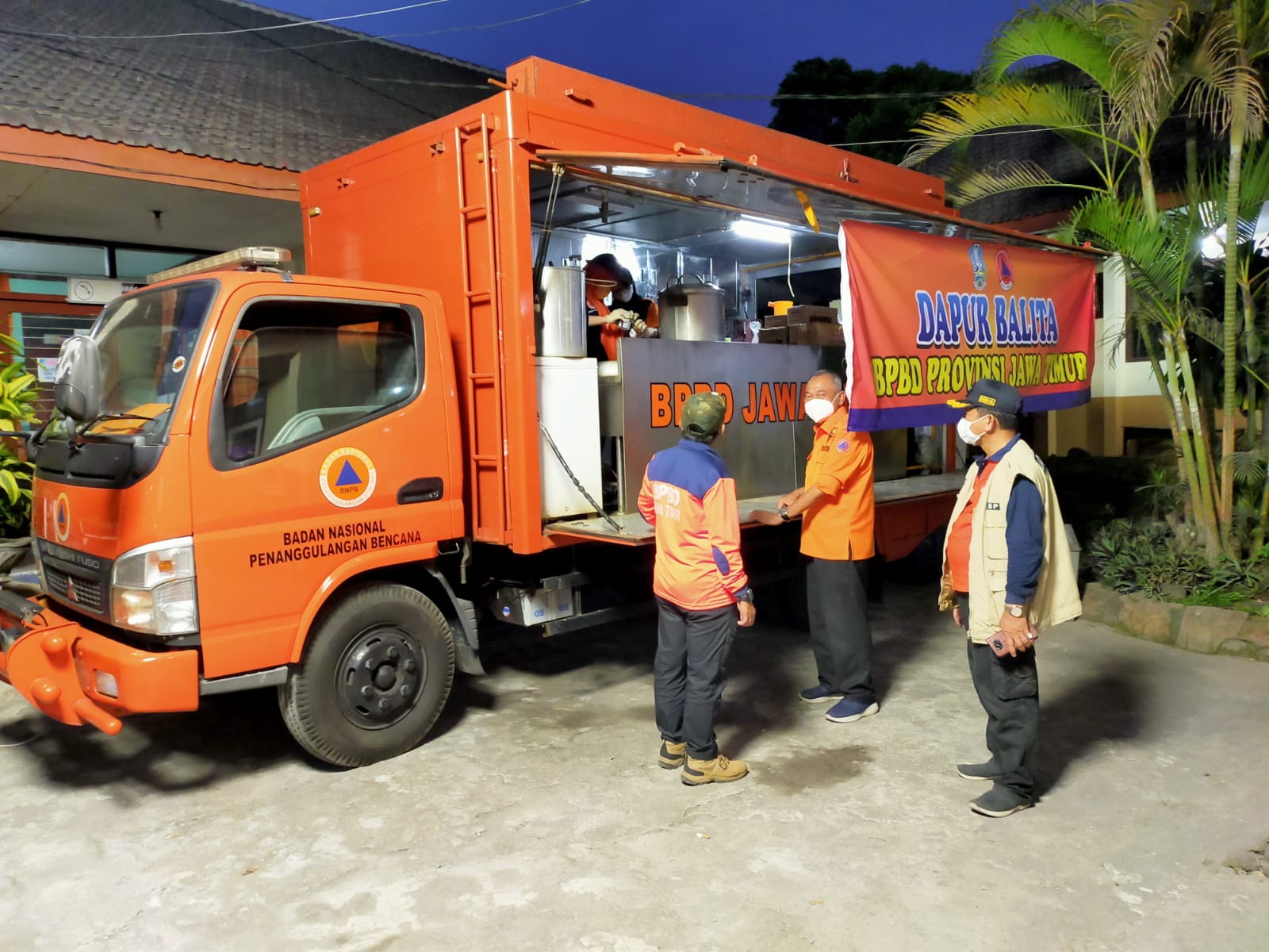 Pemerintah Provinsi Jawa Timur membuka layanan dapur umum khusus anak dan balita pengungsi APG Gunung Semeru.
