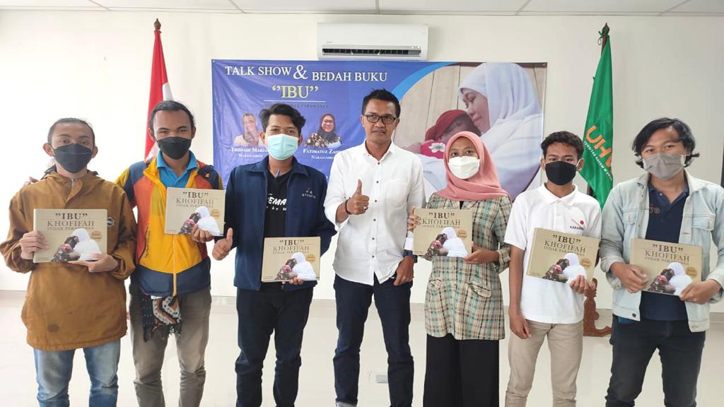 PFI Kota Surabaya Bedah Buku "IBU" Khofifah Indar Parawansa