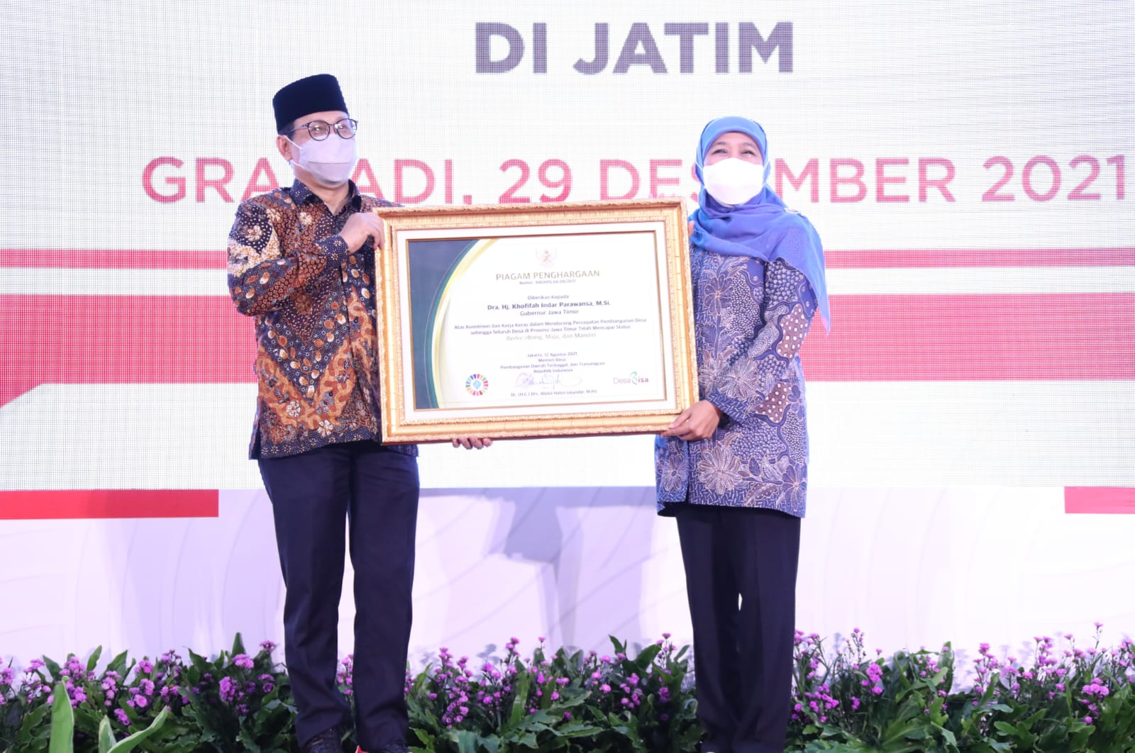 Gubernur Jatim Khofifah meraih penghargaan Percepatan Pembangunan Desa Tahun 2021 dari Kementerian Desa Pembangunan Daerah Tertinggal dan Transmigrasi RI (Kementerian Desa PDTT)