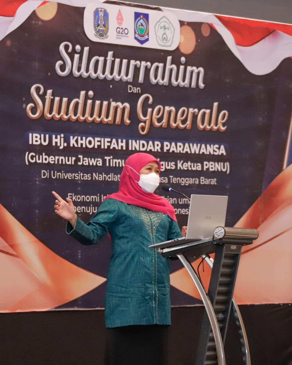 Khofifah saat menjadi Keynote Speaker dalam Studium Generale Universitas Nahdlatul Ulama (UNU) Nusa Tenggara Barat  yang mengambil tema Ekonomi Islam dan Kemandirian Umat Menuju Arus Baru Ekonomi Indonesia di Hotel Prime Park Mataram, Rabu (19/1). 
