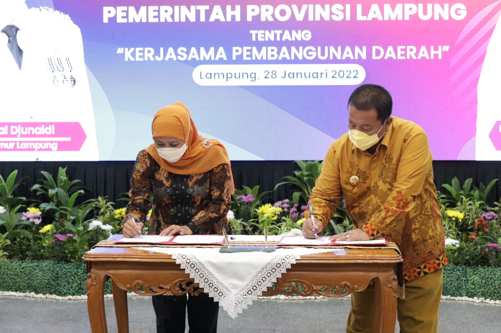 Gubernur Jawa Timur Khofifah Indar Parawansa dan Gubernur Lampung Arinal Djunaidi menandatangani MoU kerja sama di bidang pertanian, tanaman pangan dan hortikultura, peternakan dan kesehatan hewan, perkebunan, perindustrian dan perdagangan di ahan Agung L