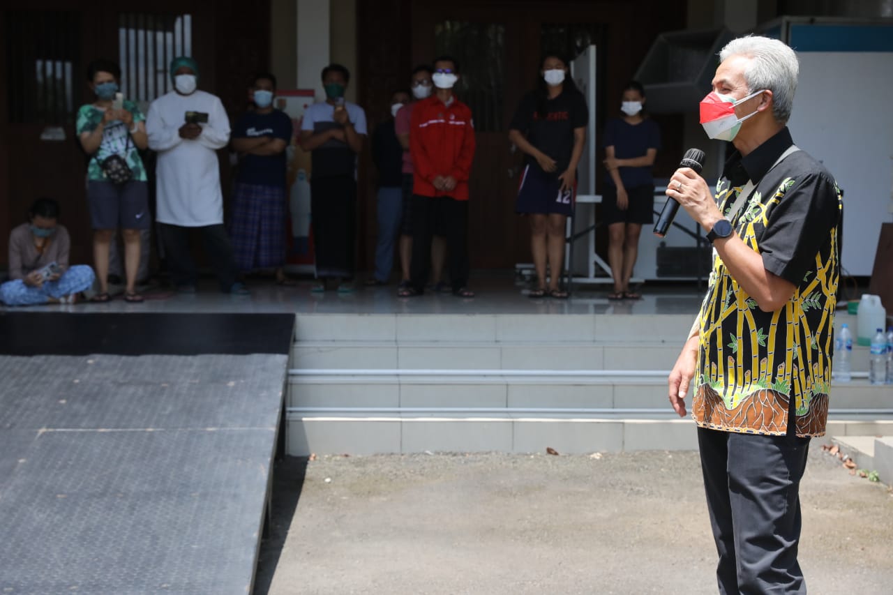 Gubernur Jawa Tengah Ganjar Pranowo saat mengunjungi puluhan pasien Covid-19 yang menjalani isolasi terpuaat di rumah dinas Wali Kota Semarang, Rabu (16/2/2022)