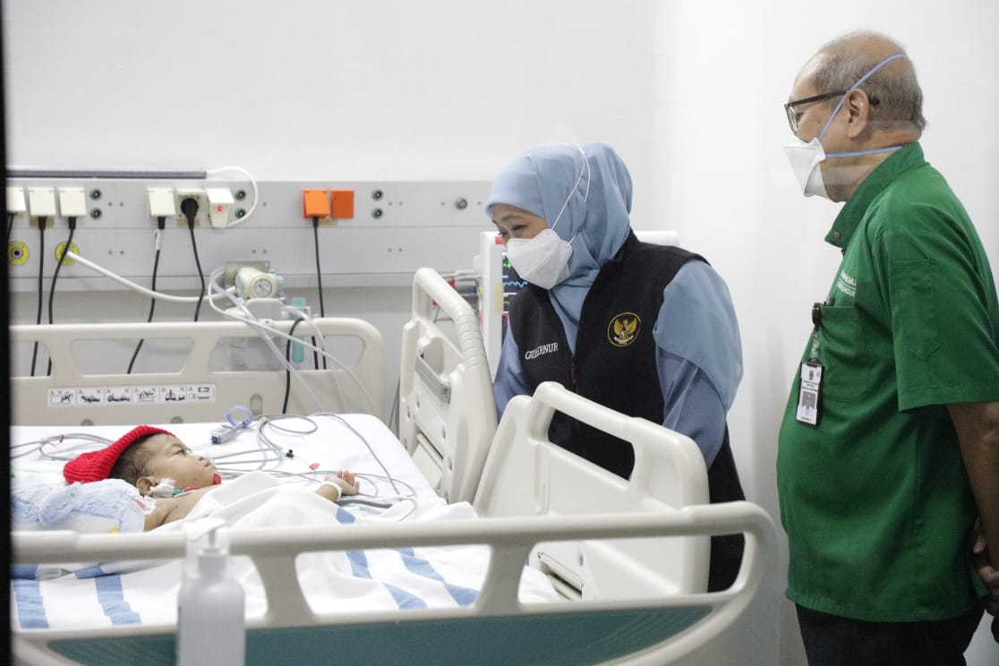 Gubernur Khofifah melihat kondisi salah satu bayi kembar siam di RSUD dr Soetomo, Surabaya, Kamis.(17/2/2022).