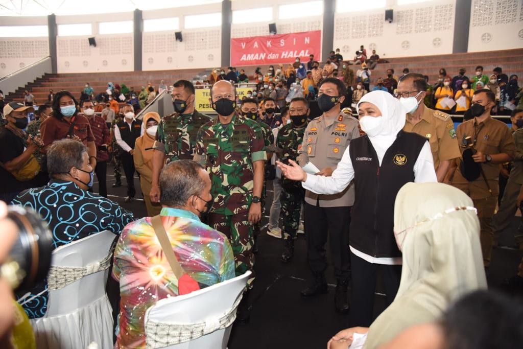 Gubernur Khofifah saat vaksinasi serentak seluruh  Indonesia bersama Forum Komunikasi Pimpinan Daerah (Forkopimda) Jatim di Gor Ki Mageti Kabupaten Magetan, Jumat (18/2).