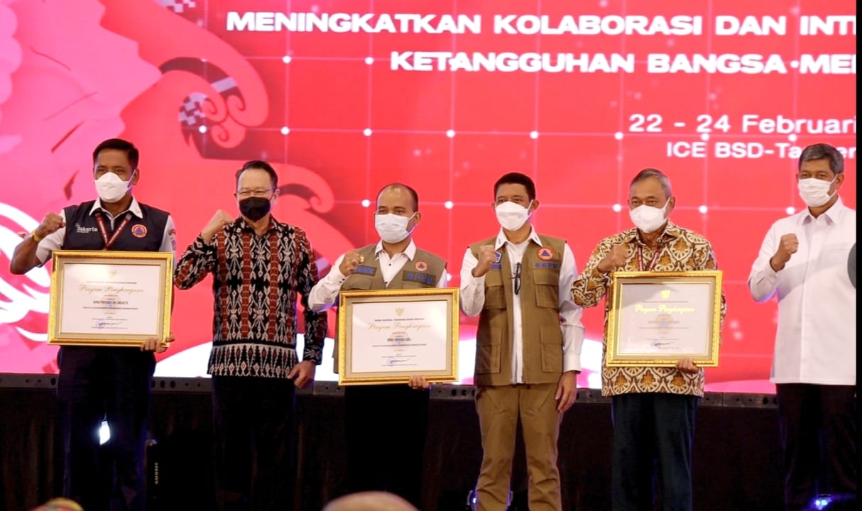 Penghargaan yang diserahkan Kepala BNPB, Letjen TNI Suhariyanto ini diterima Kalaksa BPBD Jatim, Drs Budi Santosa.