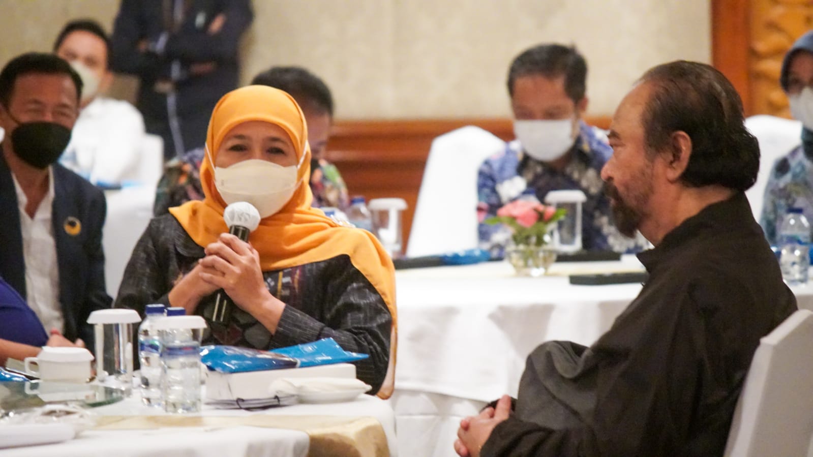 Gubernur Khofifah saat temu silaturrahim bersama beberapa kepala daerah dan kader Nasdem dengan Ketua Umum Partai Nasdem Surya Paloh, yang dilaksanakan di Hotel Shangri-La Surabaya, Selasa (1/3) malam.