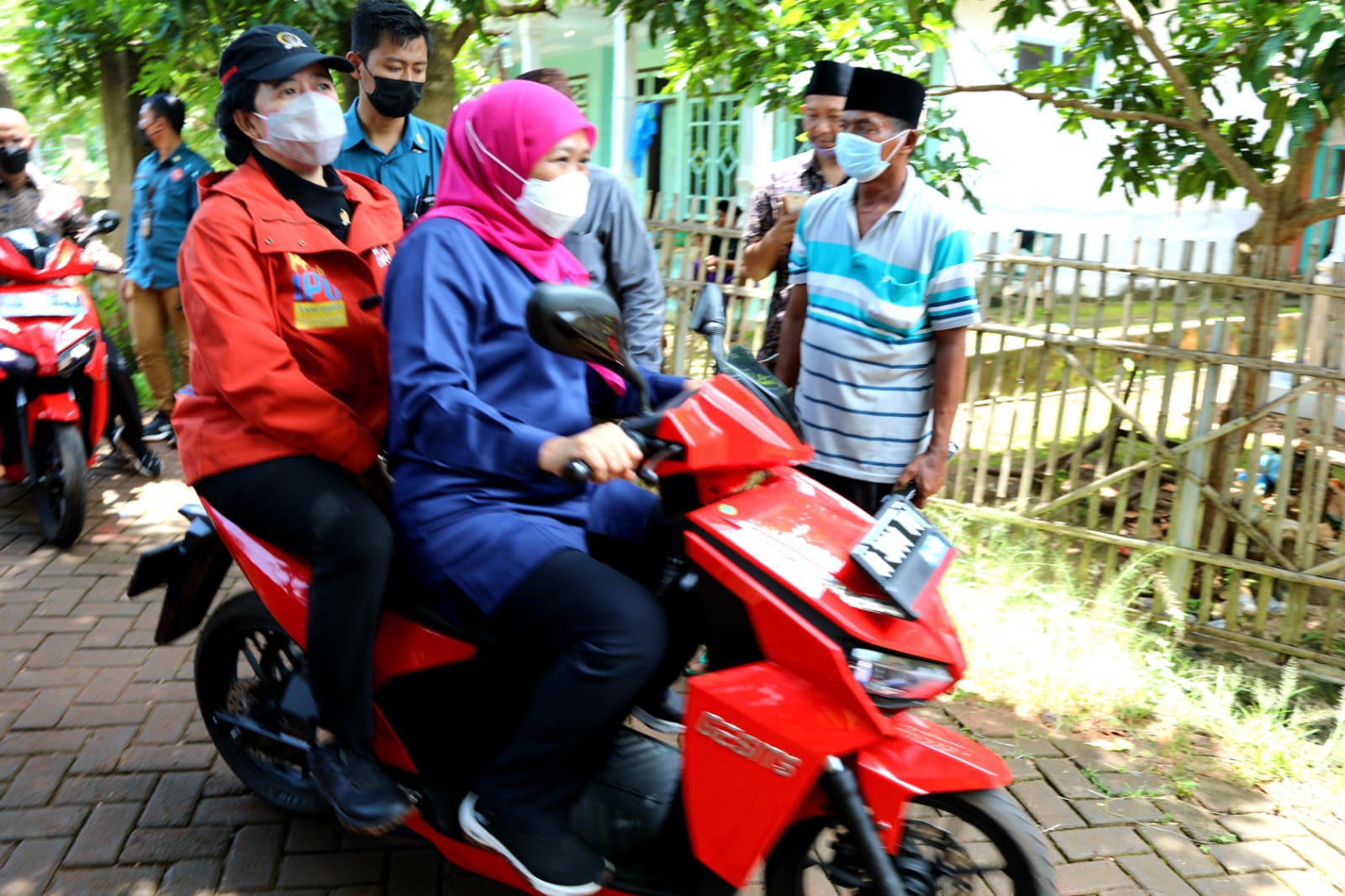 Khofifah dan Puan berboncengan motor mengelilingi pulau Gili Lyang dan datang ke sejumlah spot wisata