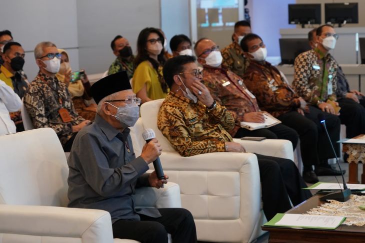 Wakil Presiden Ma'ruf Amin menyapa petani di berbagai wilayah di Indonesia secara virtual dari ruang Agricultural War Room, Kementerian Pertanian Jakarta, Selasa (8/3/2022). BPMI Setwapres
