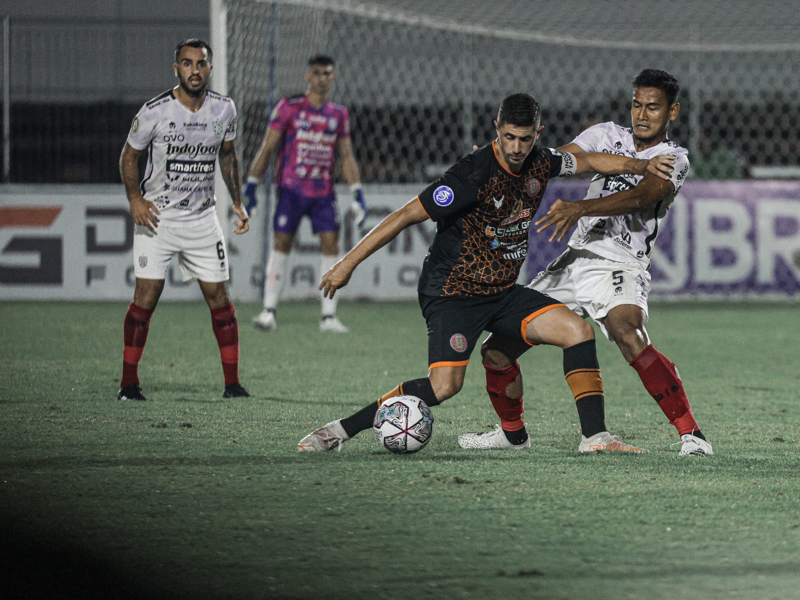Bali United berhasil mendapat tiga poin berharga kala menghadapi Persiraja Banda Aceh di pekan 30 BRI Liga 1 2021/2022 kemarin (11/3) malam. Serdadu Tridatu mengakhiri laga dengan skor tipis 1-0.