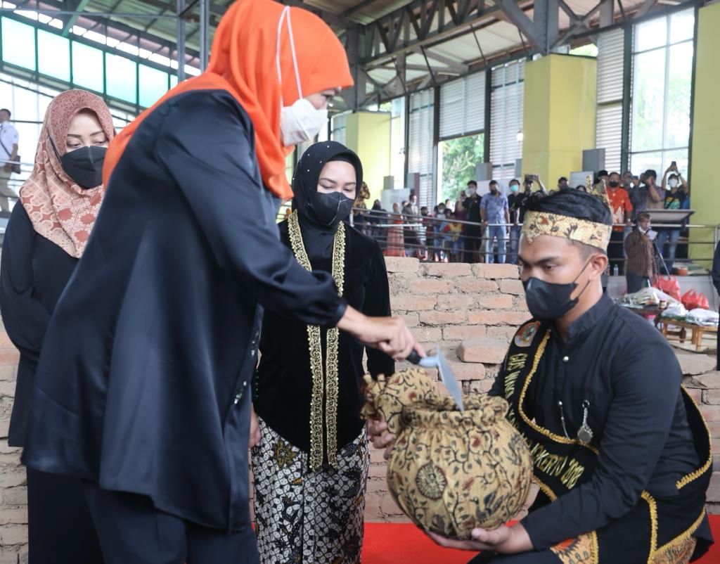 Gubernur Jawa Timur Khofifah Indar Parawansa melakukan prosesi "Mendhet Tirto lan Siti" di Kawasan Sumur Upas Candi Kedaton, Trowulan, Mojokerto, Sabtu (12/3). 