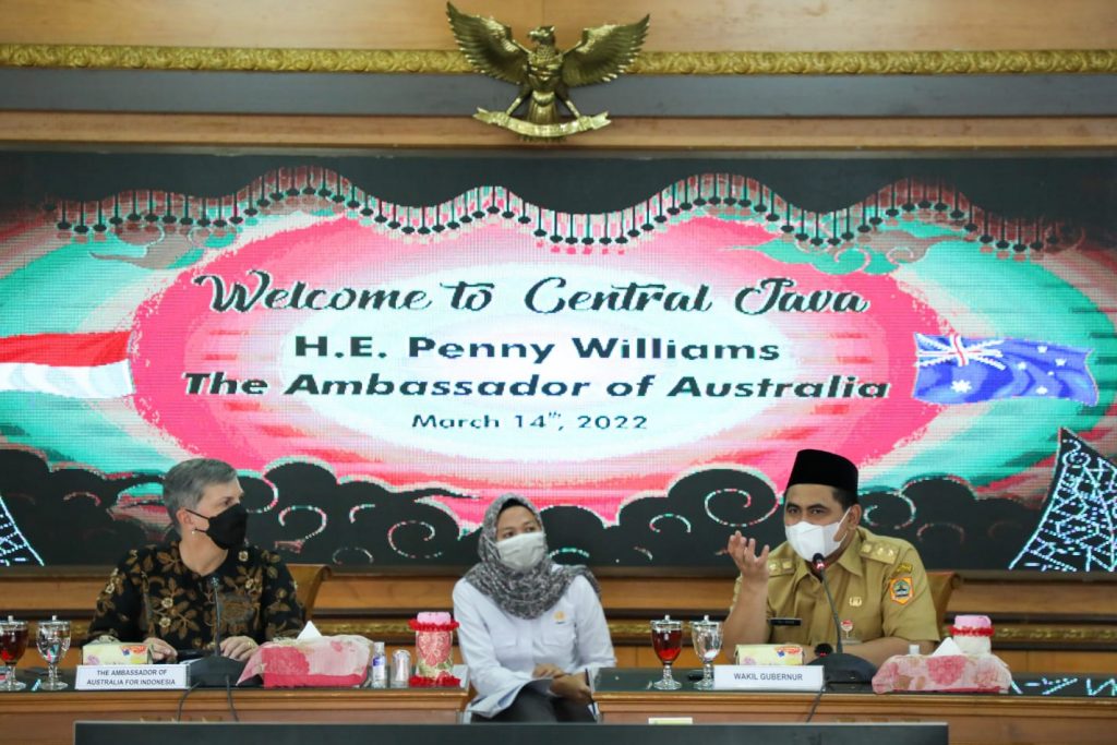 Wakil Gubernur Jateng, Taj Yasin Maimoen saat menerima kunjungan Duta Besar (Dubes) Australia untuk Indonesia, Penny Williams PSM, di Ruang Rapat Gedung A Lantai 2 Kantor Gubenur Jateng, Senin (14/3/2022)