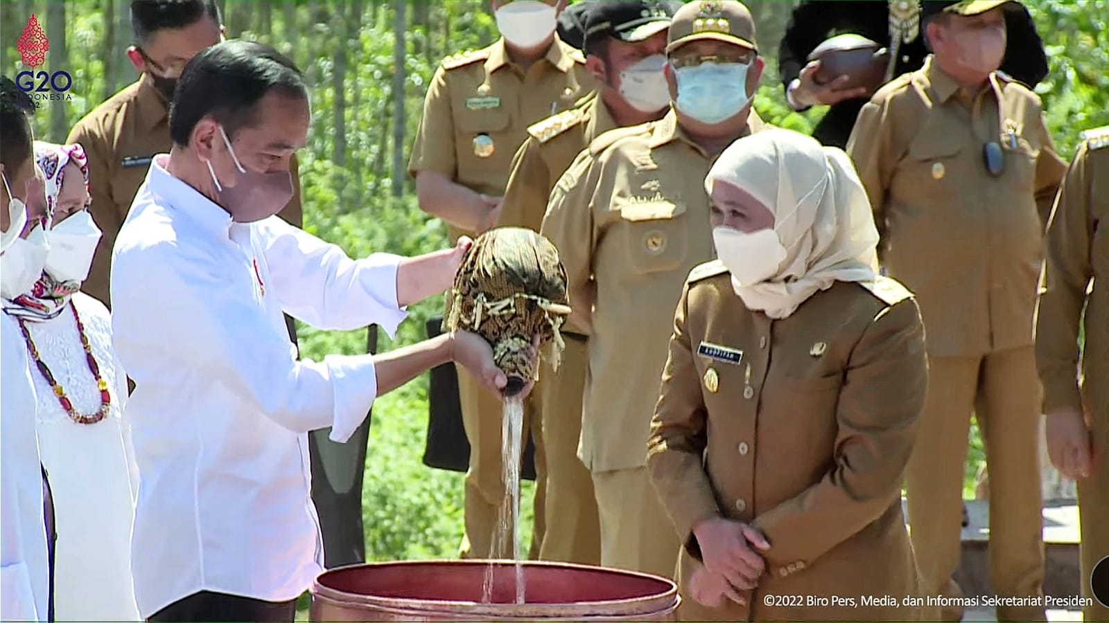 Gubernur Jawa Timur Khofifah Indar Parawansa mengikuti rangkaian kegiatan prosesi penyatuan tanah dan air dari 34 Provinsi se-Indonesia bersama Presiden RI Joko Widodo (Jokowi) di kawasan Titik Nol Ibu Kota Negara (IKN) Nusantara