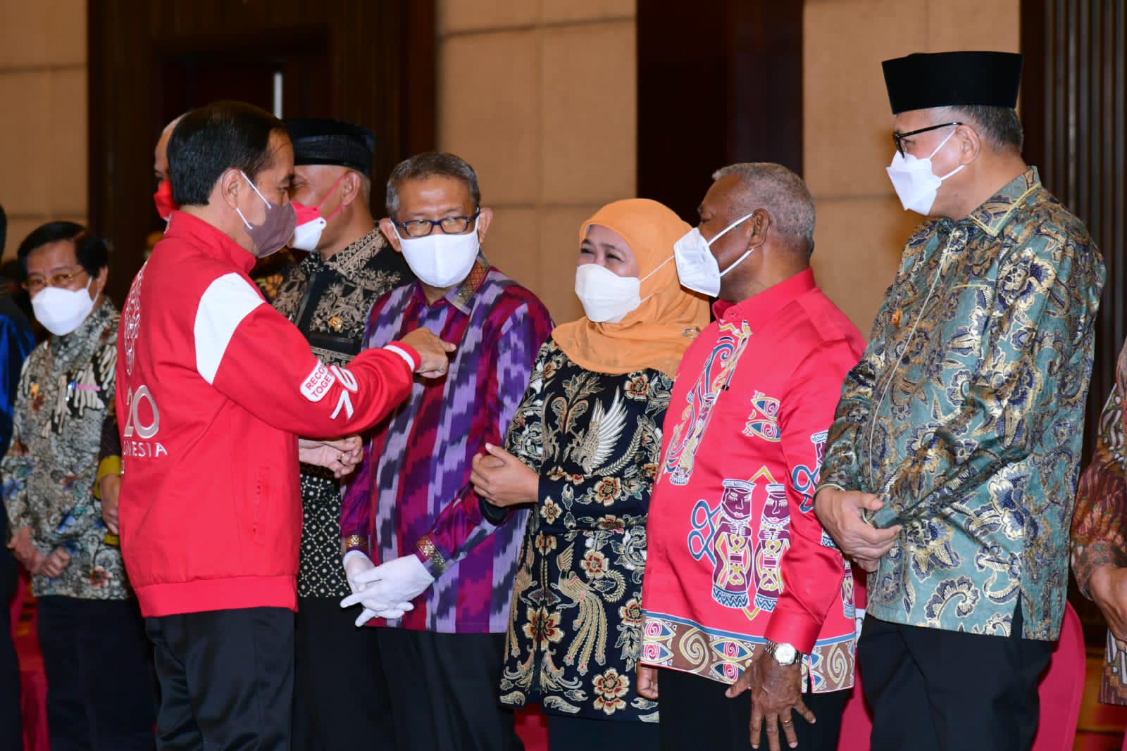 Gubernur Jawa Timur Khofifah Indar Parawansa menghadiri Rapat Terbatas Pengarahan Presiden Joko Widodo (Jokowi) kepada para Gubernur se-Indonesia di Hotel Novotel Balikpapan, Kalimantan Timur, Minggu (13/3).