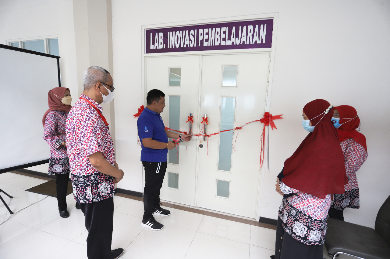 Mulyanto Nugroho, M.M., CPA, CMA saat meresmikan Laboratorium Inovasi Pembelajaran di Gedung Graha H. Prof. Dr. Roeslan Abdulgani Lt 10 Untag Surabaya.  