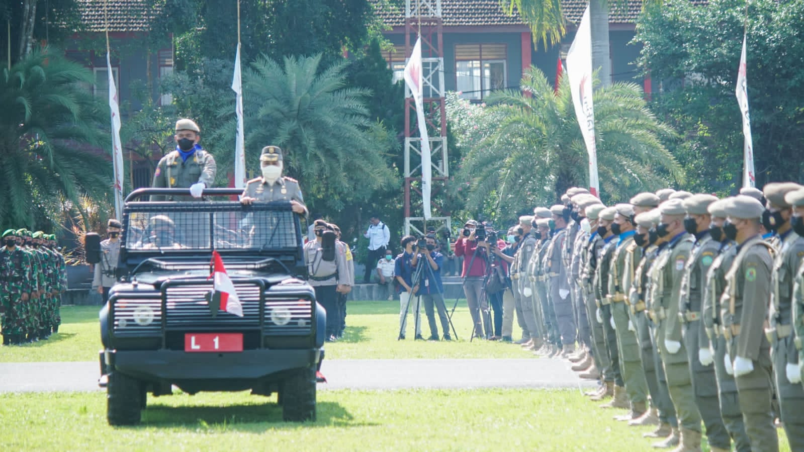 Gubernur Khofifah saat upacara peringatan HUT ke-72 Satpol PP, HUT ke-60 Satlinmas, dan HUT ke-103 Damkar, di Kota Blitar, Rabu (16/3).