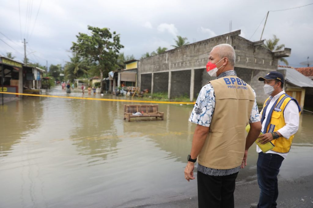Gubernur Jawa Tengah, Ganjar Pranowo bergerak cepat merespon bencana banjir yang terjadi di Jawa Tengah. Rabu (16/3/2022), 