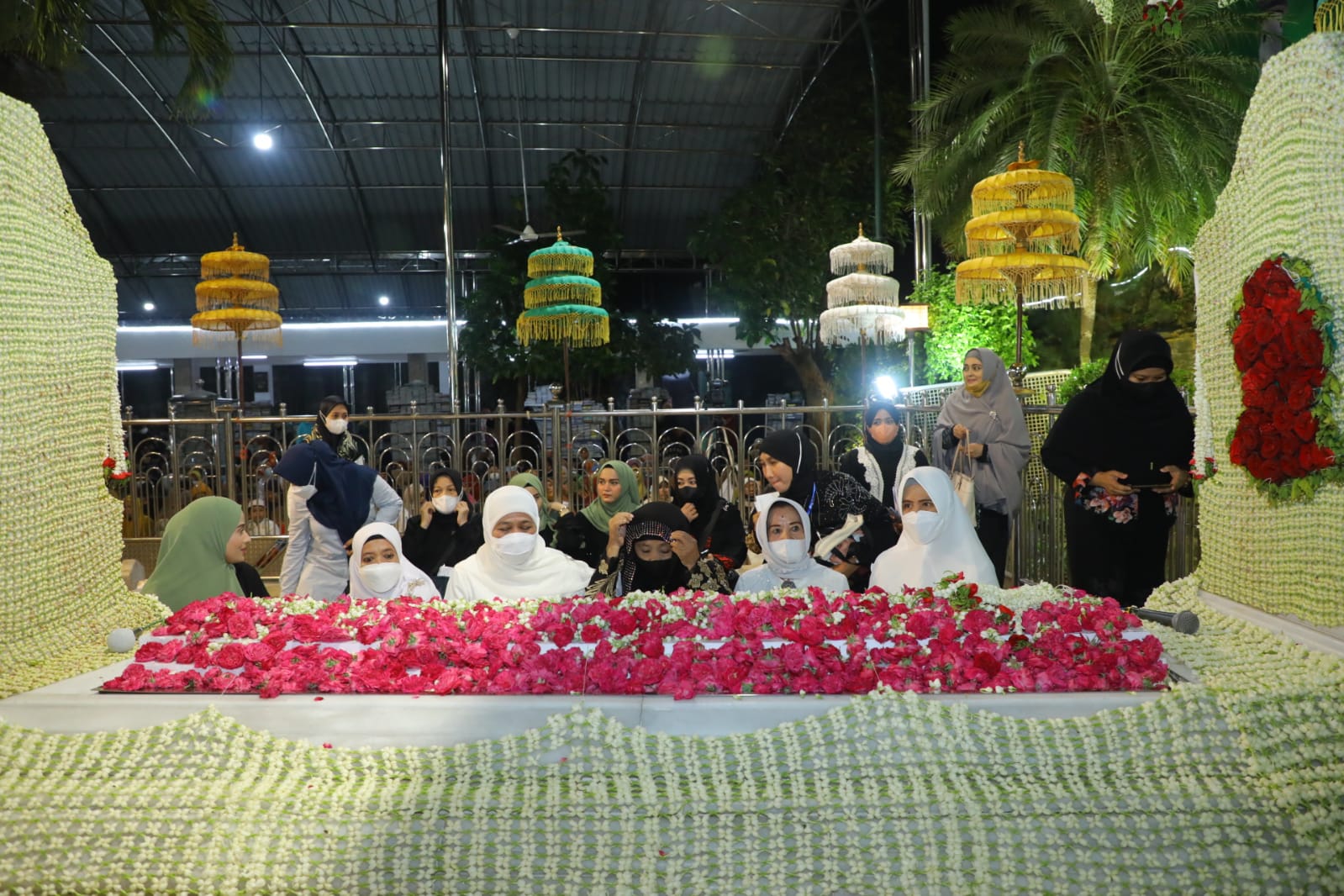 tahlil, sholawat dan dzikir yang menambah suasana khusyu'  pada peringatan Haul Agung Sunan Ampel ke 545 di kompleks makam Sunan Ampel di Surabaya, Jumat (18/3) malam.