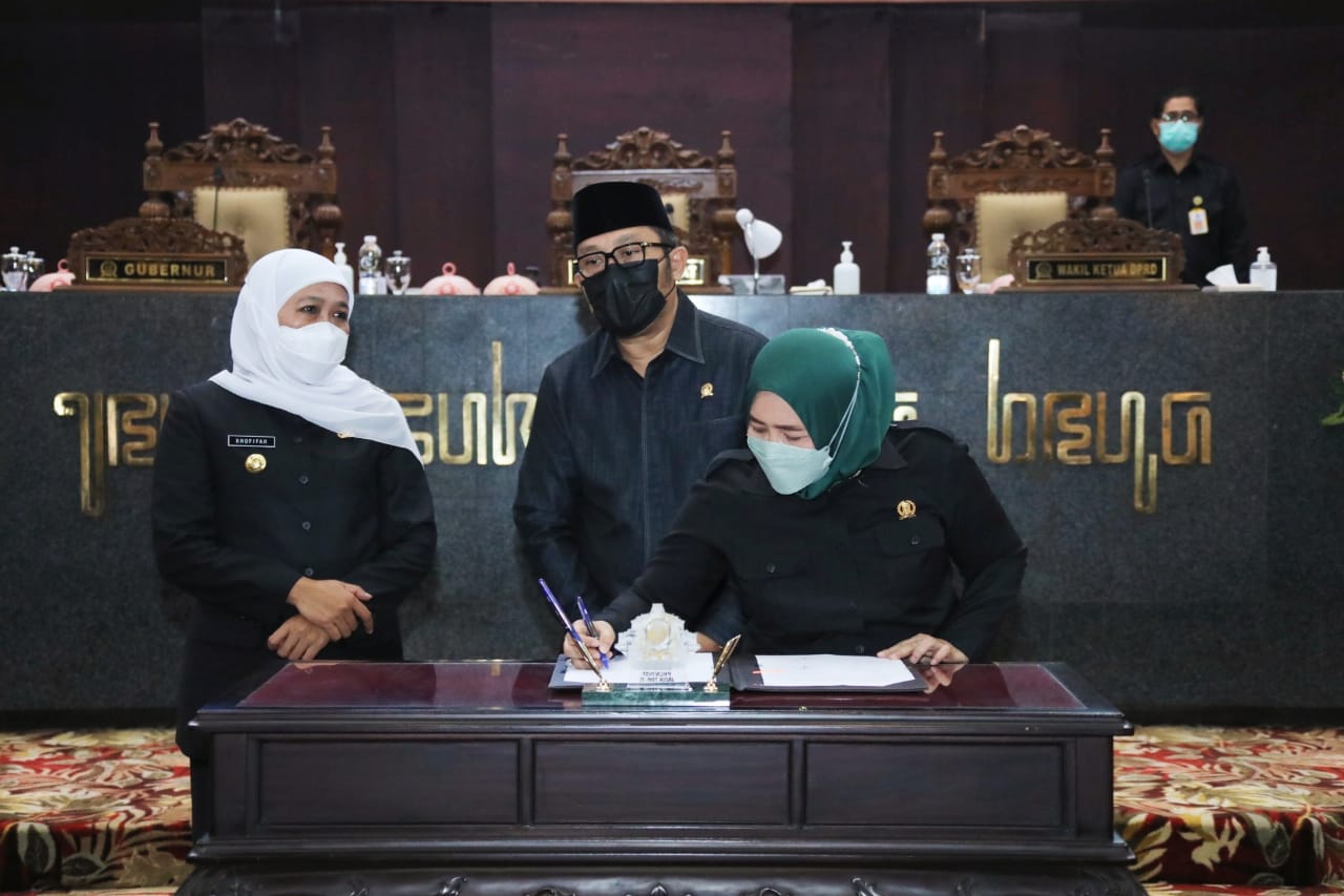 
 Gubernur Jatim Khofifah Indar Parawansa bersama pimpinan dewan saat sidang paripurna di Gedung DPRD Provinsi Jatim, Senin (21/3).