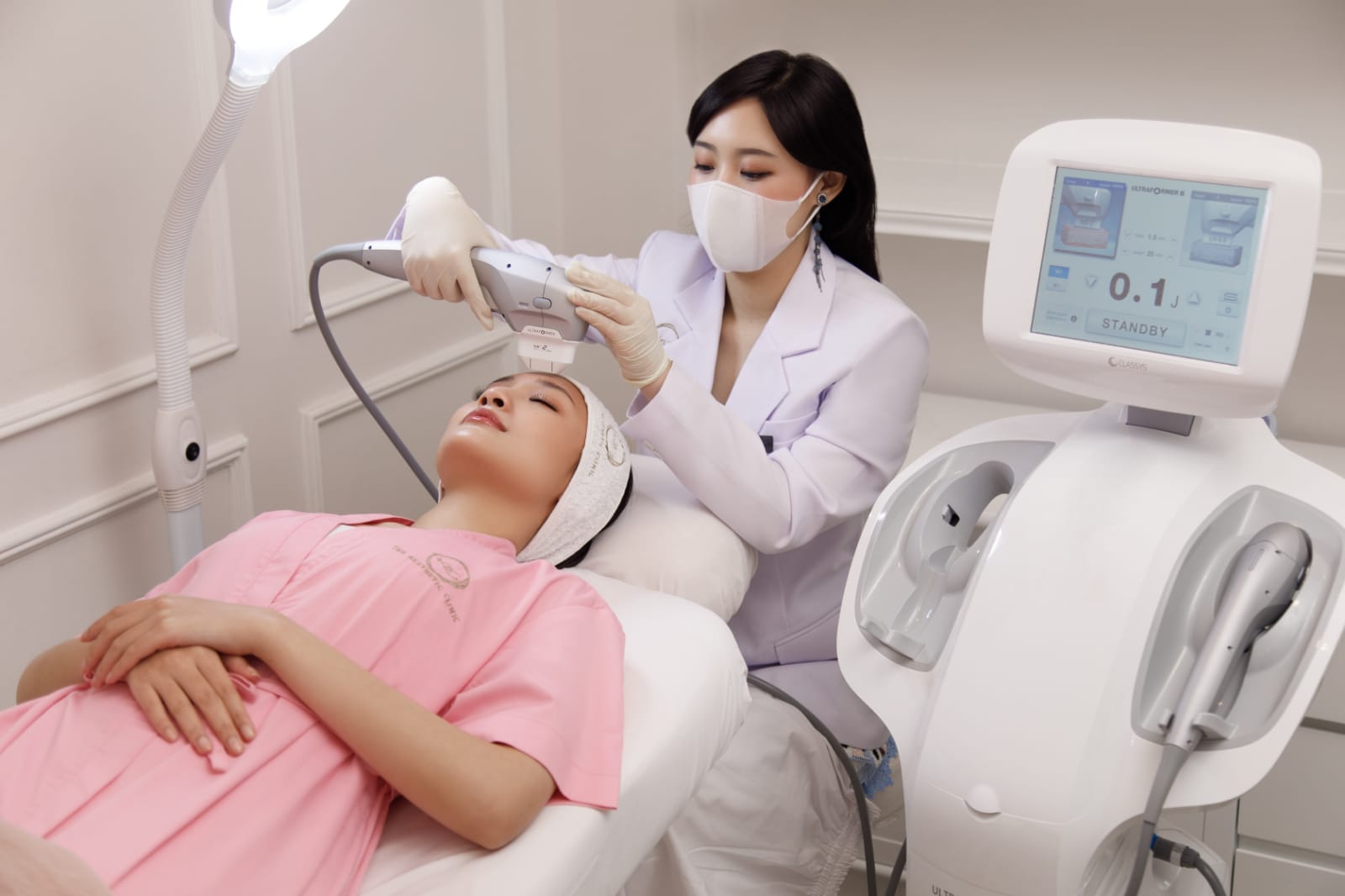 KLT The Aesthetic Clinic adalah salah satu klinik kecantikan di Surabaya yang mempunyai banyak jenis perawatan untuk kulit wajah dan tubuh. 