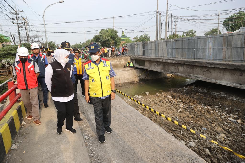 Gubernur Khofifah cek langsung kondisi lapangan di Jembatan Ngaglik Lamongan, Jumat (1/4)