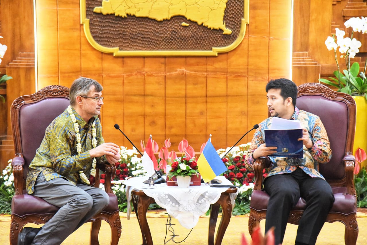 Wakil Gubernur Jatim Emil Elestianto Dardak menerima kunjungan Dubes Ukraina untuk Indonesia H.E Dr.Vasyl Hamianin di Gedung Negara Grahadi, Surabaya, Sabtu (9/4/2022). 