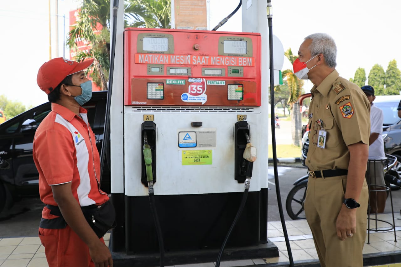 Gubernur Jateng Ganjar Pranowo saat  menyidak sebuah SPBU Pertamina di wilayah Kaliwungu