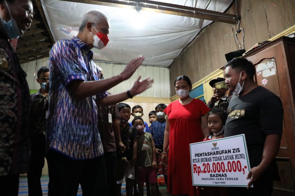 Gubernur Jawa Tengah, Ganjar Pranowo, tiba di kediaman Junaidi di Dusun Kebonombo Rt1/4 Kabupaten Semarang Selasa (12/4/2022).
