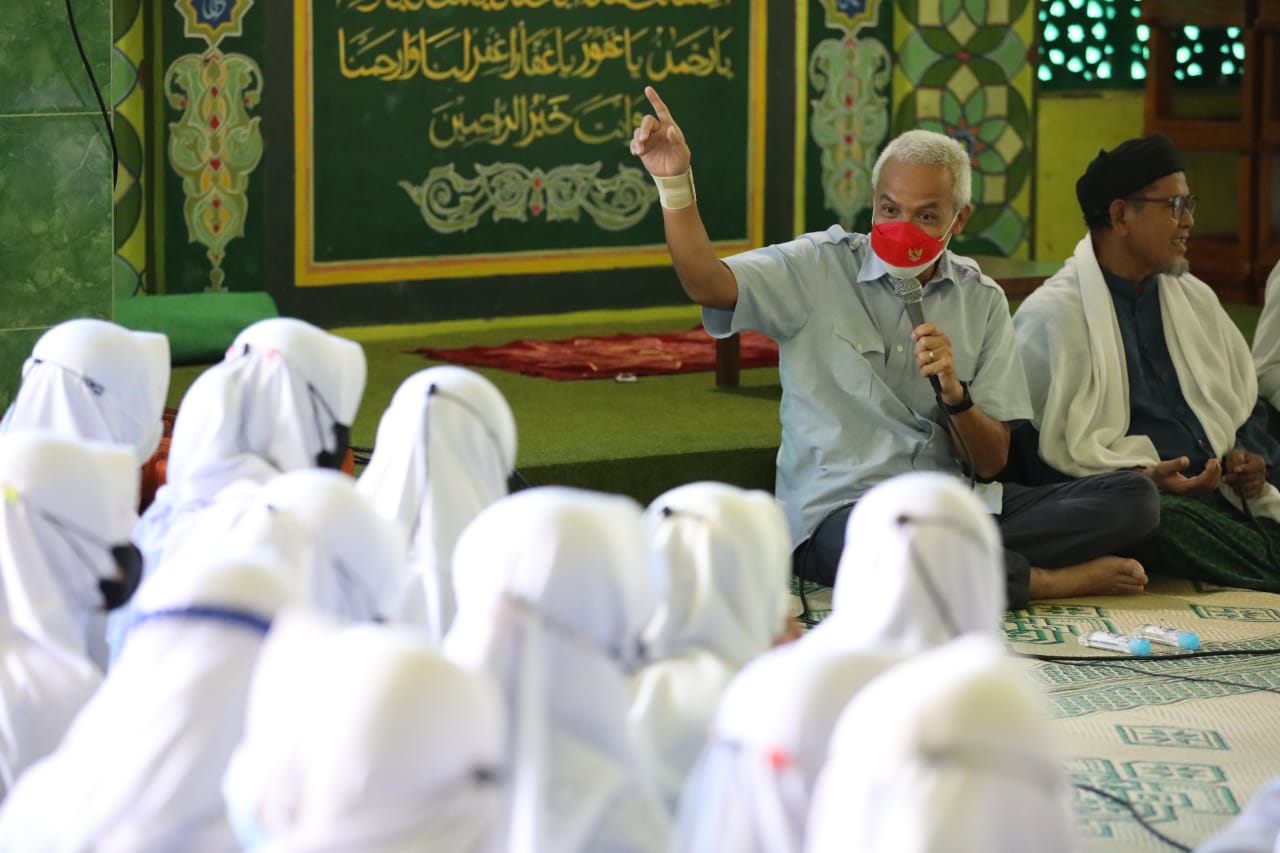  Gubernur Jawa Tengah, Ganjar Pranowo kembali melanjutkan kegiatan ngabuburit untuk membantu sesama selama Ramadan. Kali ini, Jumat (15/4/2022)