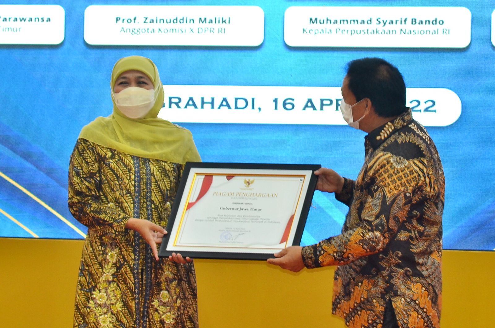 Gubernur Jawa Timur Khofifah Indar Parawansa saat menerima penghargaan dari Perpusnas pada kegiatan Peningkatan Indeks Literasi Masyarakat (PILM) di Gedung Grahadi, Surabaya, Sabtu (16/4)