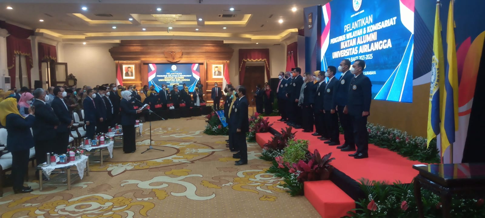 Ketua Umum Pengurus Pusat Ikatan Alumni Universitas Airlangga (PP Ika Unair) Khofifah Indar Parawansa melantik 5 pengurus wilayah (Pengwil) dan 10 komisariat fakultas, masa bakti 2021-2025