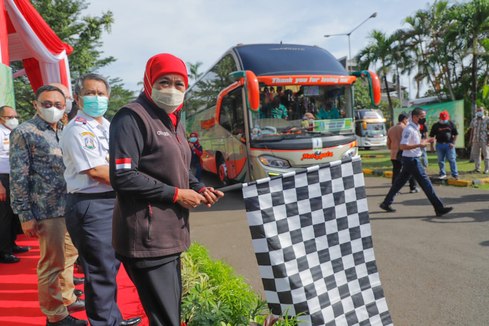 Gubernur Jawa Timur Khofifah Indar Parawansa memberangkatkan sebanyak 431 pemudik dari Jakarta dan sekitarnya untuk pulang kampung ke Jawa Timur, Selasa (26/4/2022). 