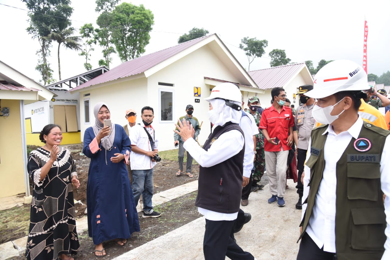 Gubernur Jawa Timur Khofifah Indar Parawansa melakukan _soft launching_ huntara dan huntap dengan ditandai menyerahkan kunci pada para penyintas di Desa Sumbermujur, Kecamatan Candipuro, Lumajang. 