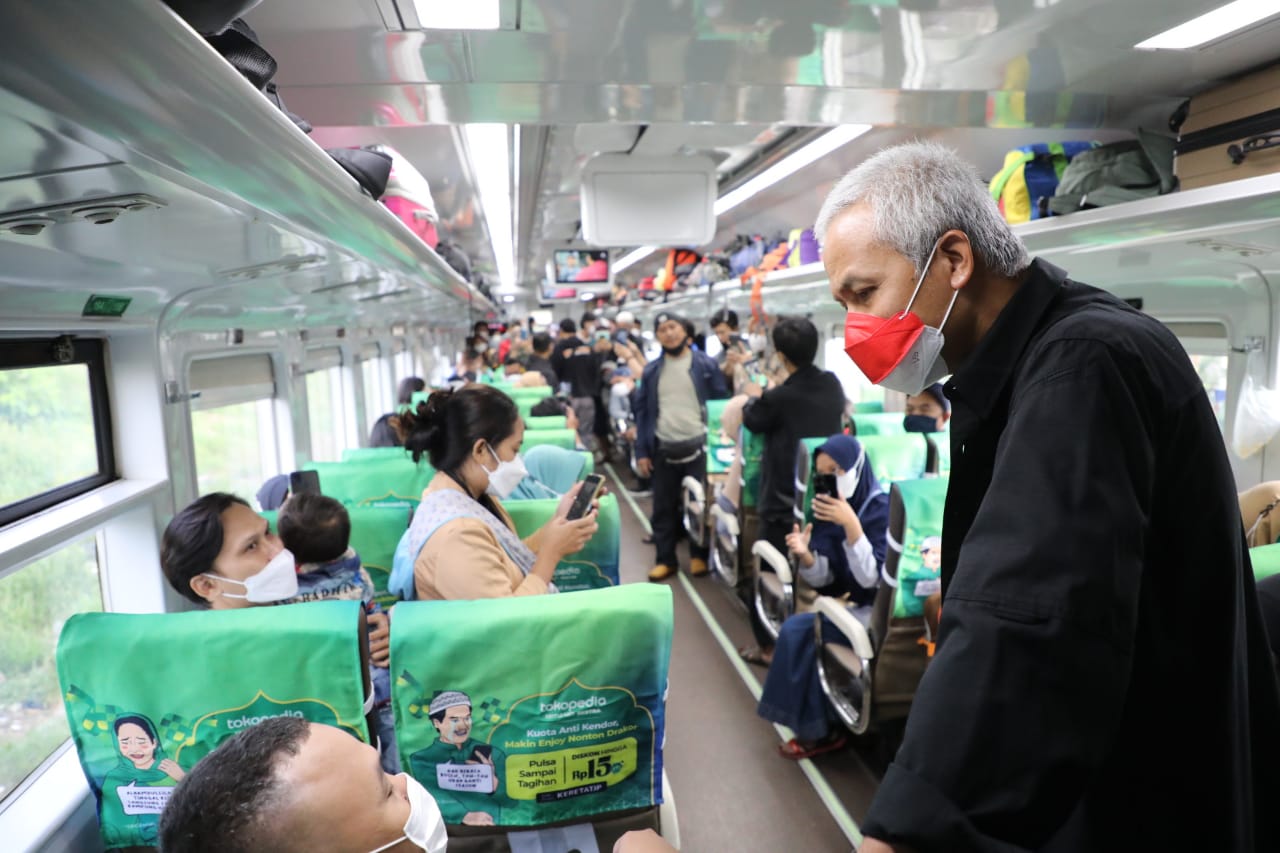 Gubernur Jawa Tengah, Ganjar Pranowo saat melepas 320 pemudik menggunakan kereta api di Stasiun Senen Jakarta, Jumat (29/4/2022).