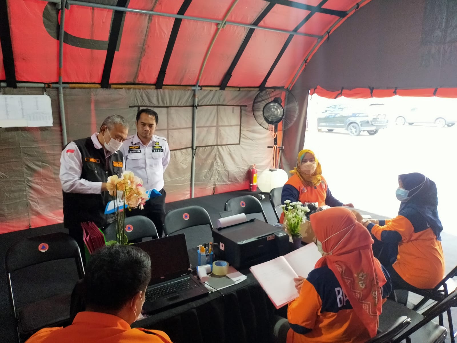 Kalaksa BPBD Jatim Drs Budi Santosa saat meninjau kesiapan Pos Pantau Prokes di jalur arus mudik dan arus balik lebaran