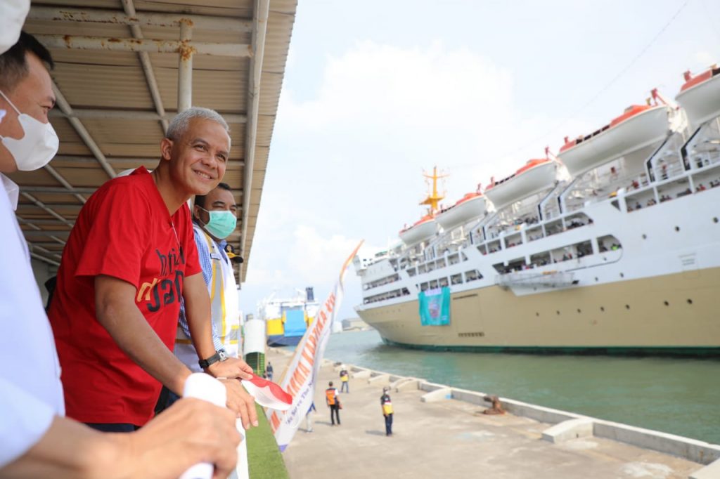 Gubernur Jawa Tengah Ganjar Pranowo menyambut ribuan peserta mudik gratis menggunakan KM Ciremai yang turun di Pelabuhan Tanjung Emas Semarang, Sabtu (30/4/2022)