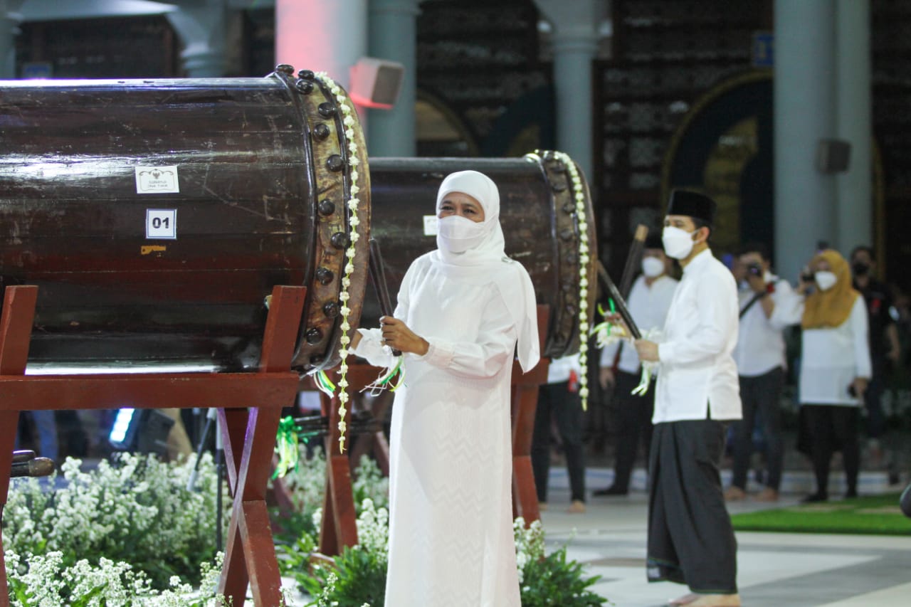 Gubernur Jawa Timur, Khofifah Indar Parawansa bersama Wakil Gubernur, Emil Elestianto Dardak menabuh beduk di malam takbiran 1 syawal 1443 Hijriyah/2022 masehi, di Masjid Nasional Al-Akbar Surabaya, Minggu (1/5/2022) malam