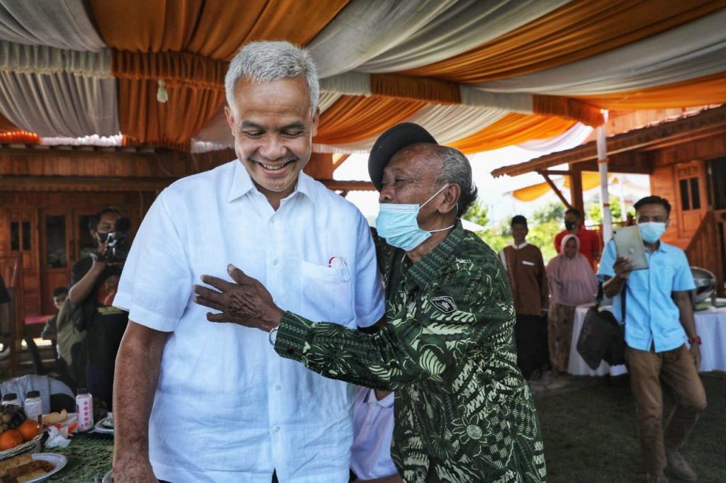 Gubernur Jateng Ganjar Pranowo kedatangan tamu spesial saat mengikuti halal bihalal keluarga besarnya di Tawangmangu, Karanganyar, Selasa (3/5/2022). Ia adalah Wagiyo (73), guru Ganjar Pranowo saat masih duduk di bangku kelas 2 dan 3 sekolah dasar.
