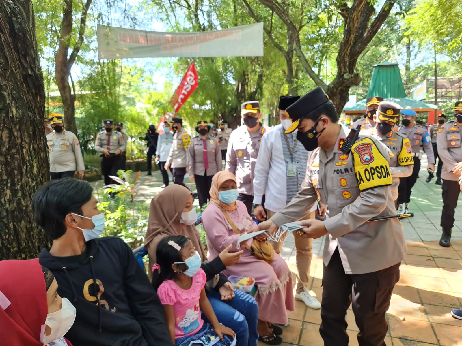 Kapolda Jawa Timur, Irjen Pol Nico Afinta didampingi Pejabat Utama Polda Jatim membagikan masker kepada pengunjung di Kebun Binatang Surabaya (KBS), Selasa (3/5/2022) siang.
