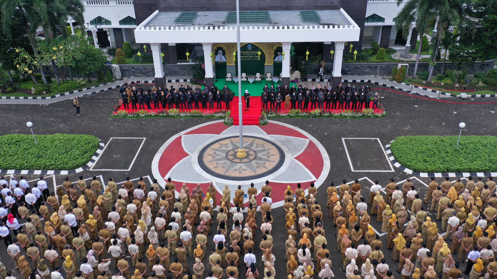 Gubernur Jawa Timur Khofifah Indar Parawansa memimpin Apel senen Pagi sekaligus Halal Bihalal yang digelar di halaman Kantor Gubernur Jatim, Senin (9/5) 