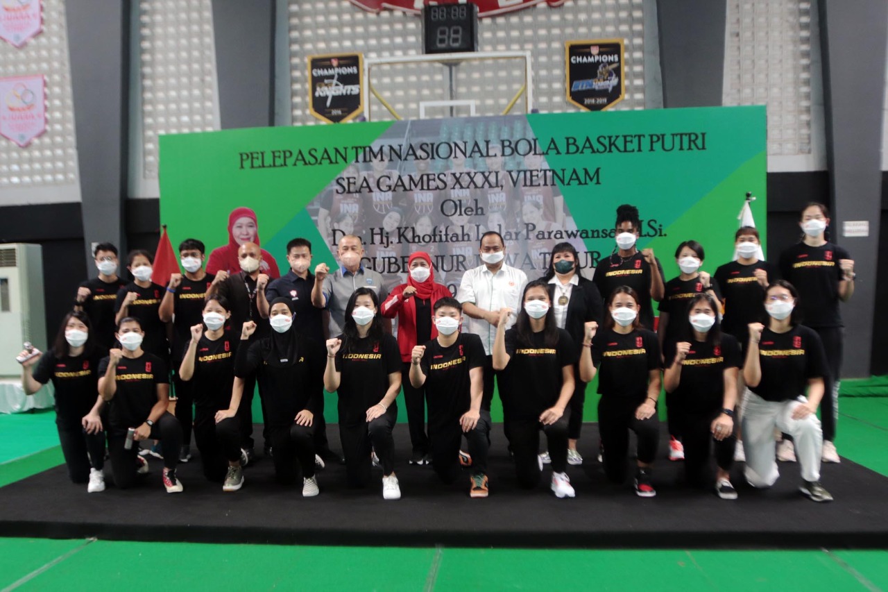 Timnas basket putri resmi dilepas Gubernur Jawa Timur Khofifah Indar Parawansa, Senin (9/5/2022) di GOR Basket Kertajaya sebelum berlaga di SEA Games 2021, Hanoi, Vietnam.