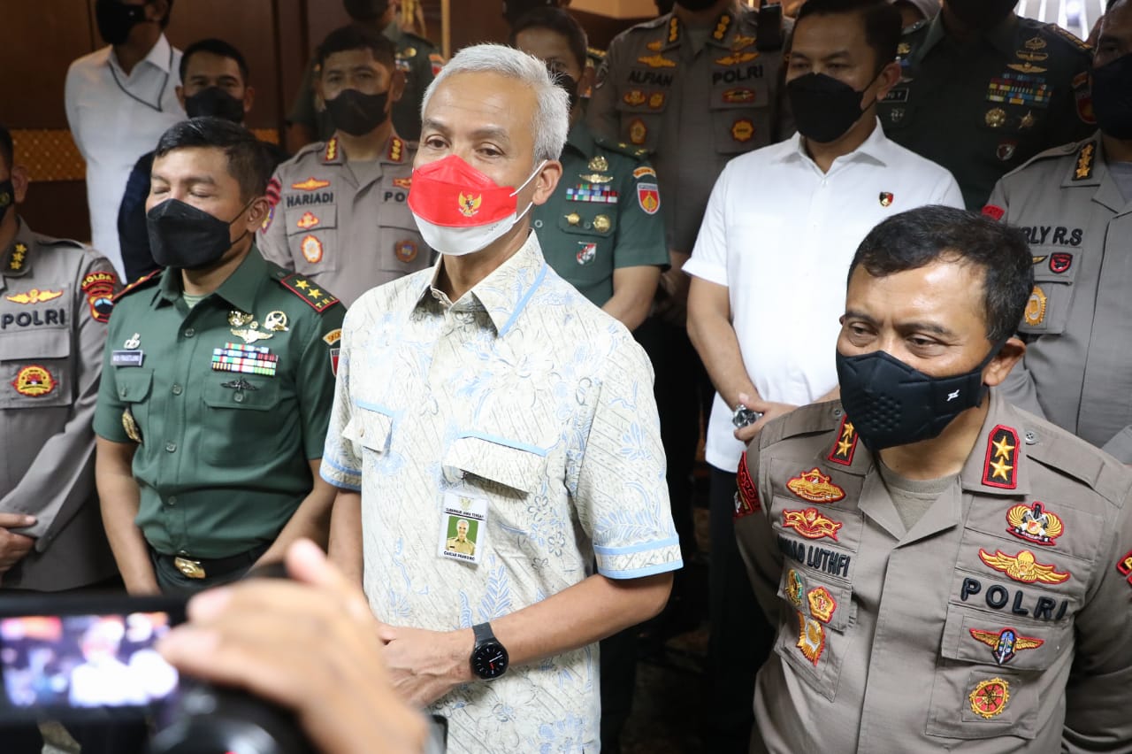 Gubernur Jawa Tengah Ganjar Pranowo bersama Kapolda Jateng dan Pangdam IV/Diponegoro saat evaluasi arus mudik-balik di Kantor Gubernur Jawa Tengah, Rabu (11/5/2022).