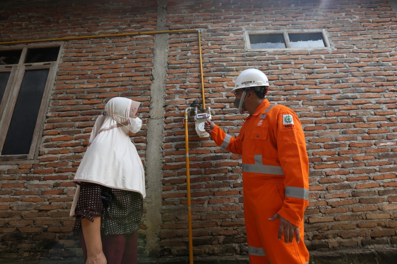 Beni Ani Astuti , warga Bumen Jelapan, Karangrejo, Borobudur, Magelang pemilik usaha Catering Amala merasa terbantu sejak rumahnya mendapat layanan jaringan gas bumi rumah tangga Maret 2022 