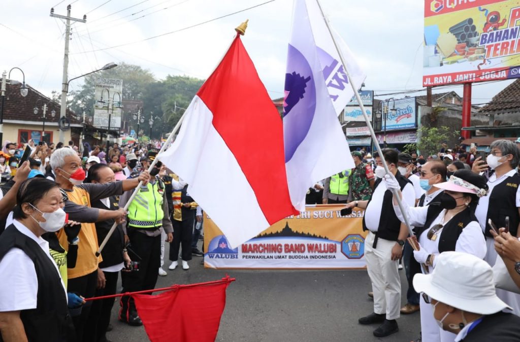 Gubernur Jawa Tengah Ganjar Pranowo melepas Rombongan Parade Waisak bergerak dari Candi Mendut menuju Candi Borobudur, Senin (16/5/2022)