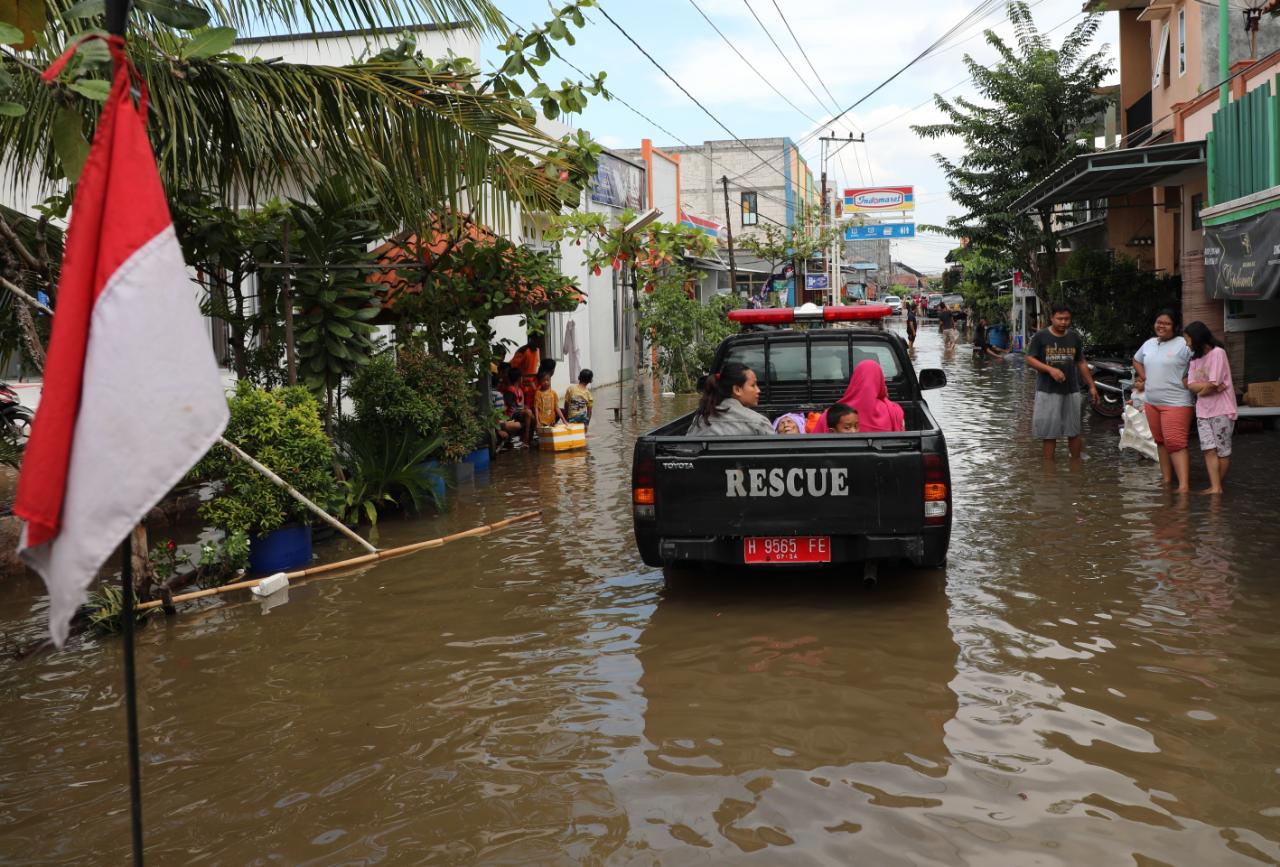 Dinas Sosial Jawa Tengah bersama BPBD Jateng telah menyalurkan bantuan logistik kepada warga terdampak banjir rob. Bantuan mereka salurkan ke titik banjir, seperti di Desa Sriwulan, Kecamatan Sayung, Kabupaten Demak, Selasa (24/5/2022). 
