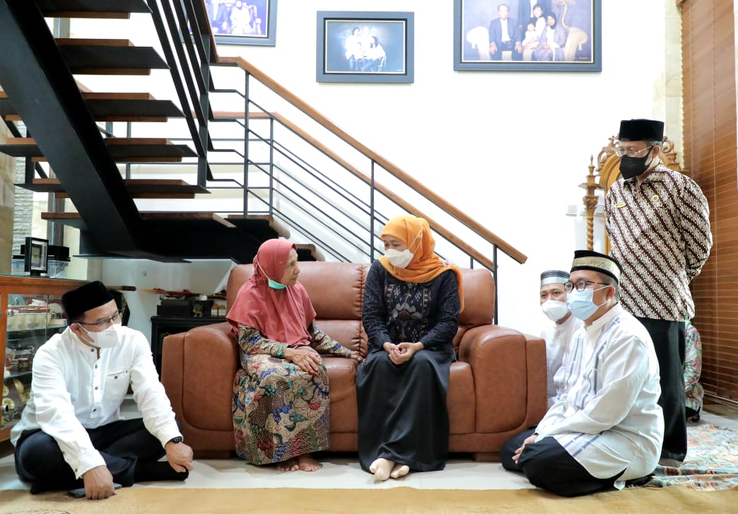Gubernur Khofifah menyempatkan untuk takziyah ke kediaman ulama dan tokoh intelektual Muslim dengan sederet pengabdian dan kejuangan yang akrab dipanggil Buya Syafii Maarif 