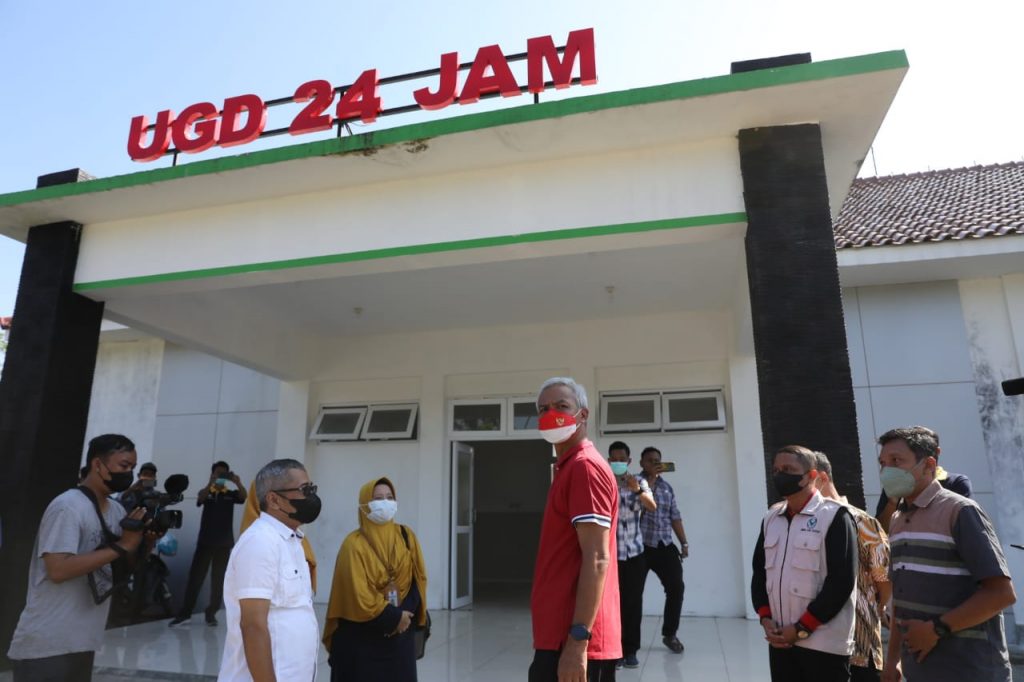 Gubernur Jawa Tengah, Ganjar Pranowo k
melakukan sidak pembangunan gedung Puskesmas Jeruklegi Kabupaten Cilacap, Sabtu (28/5) 