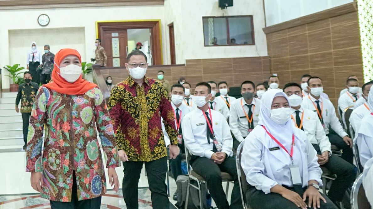 Gubernur Jawa Timur Khofifah Indar Parawansa menghadiri Penutupan Latsar CPNS golongan II Angkatan XI dan golongan III Angkatan XXIII dan XXIV Tahun 2022 BPSDM Jatim diselenggarakan di BPSDM Kawi Malang, Senin (13/6) malam. 
