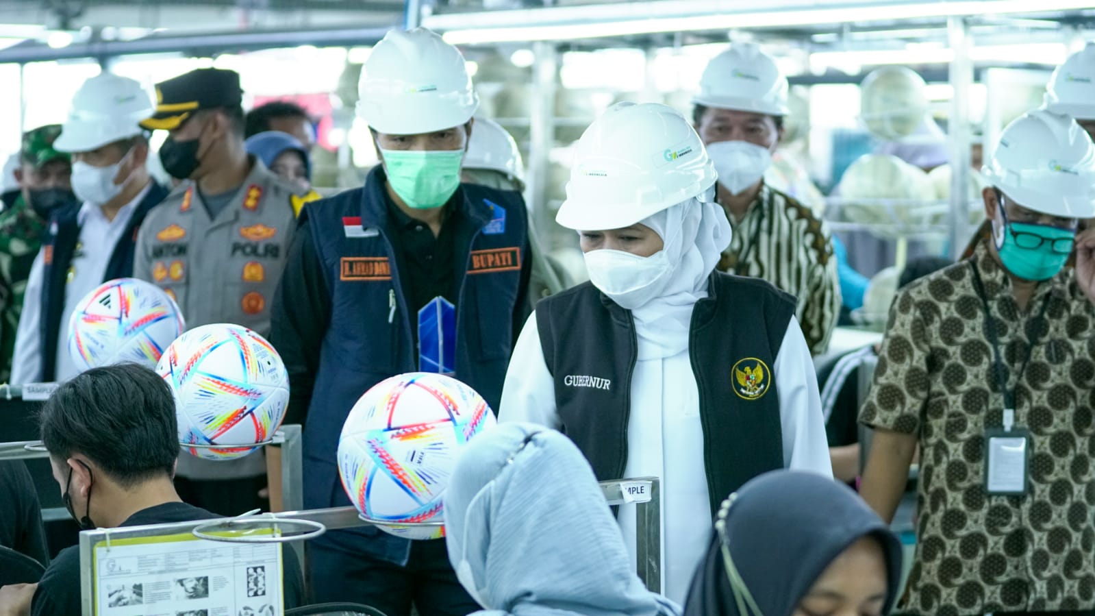 Khofifah saat melepas 50.000 buah bola piala dunia ke lima negara, Kamis (16/6).