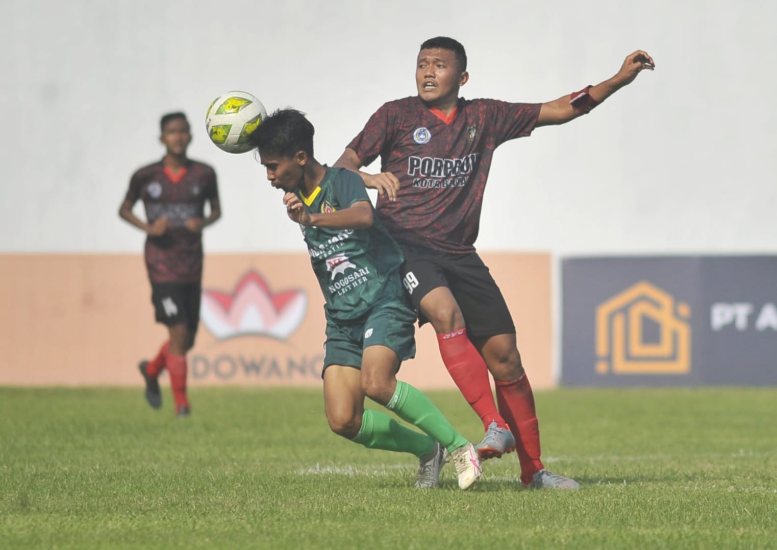 Pada laga Grup A di Stadion Semeru, Lumajang, Jumat (17/6/2022), tuan rumah tim Lumajang melawan tim Kota Blitar